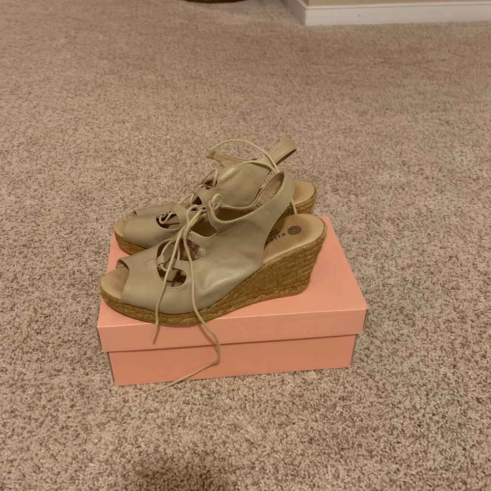 Super cute tie up Eric Michael wedges!